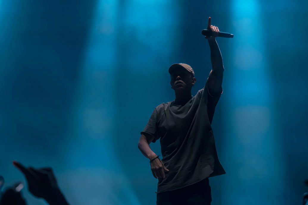 瘦子开唱不换衣 赞粉丝热情承诺再来