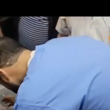 目睹送抵遗体竟是家人 加沙急诊室医生悲痛昏厥