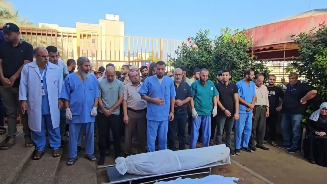 目睹送抵遗体竟是家人 加沙急诊室医生悲痛昏厥