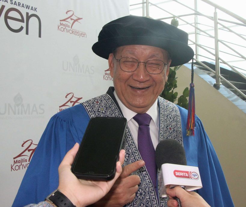 砂大毕业典礼迎来最年长毕业生