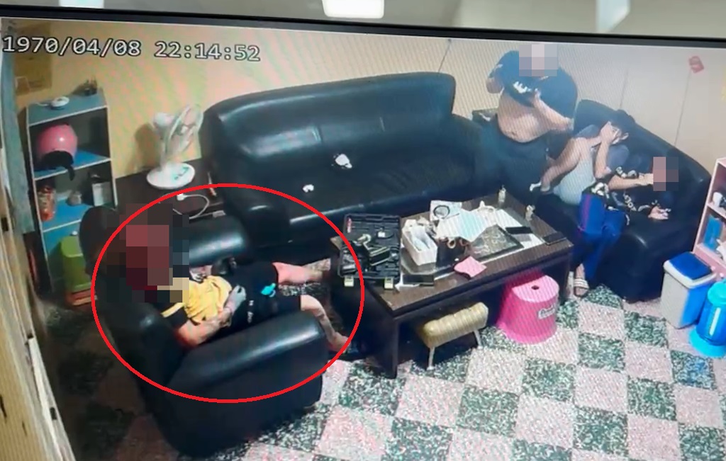 竹联帮分会长把玩失灵手枪 试扣扳机一鎗爆头