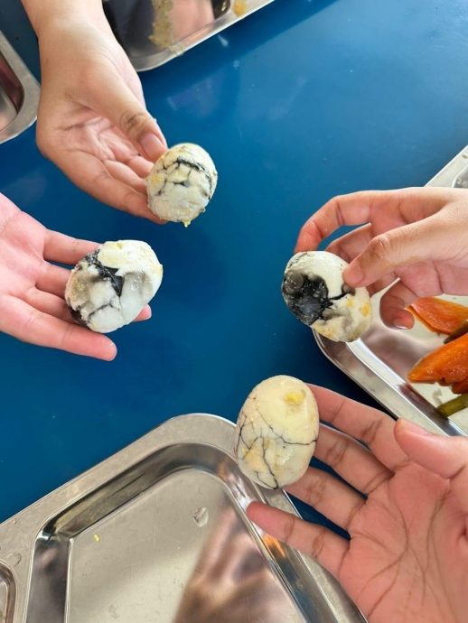 给学生吃臭鸡蛋致腹泻 家长控诉食堂:良心何在?