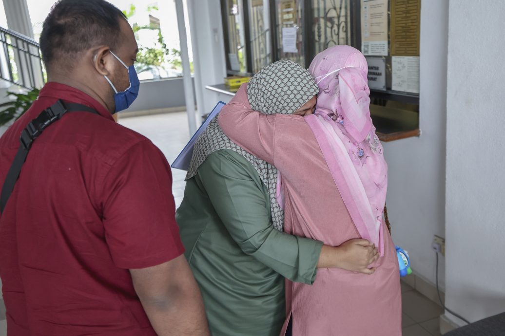 两名抵触儿童法令的保姆被控