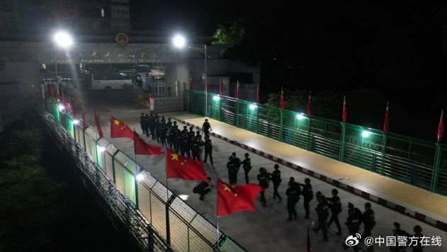 缅北末日︱过万电骗疑犯押回国 云南 浙江 安徽火车站现黑头套人龙