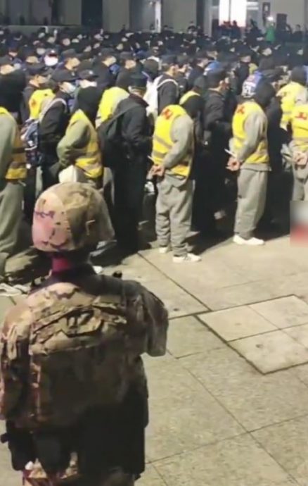 缅北末日︱过万电骗疑犯押回国 云南 浙江 安徽火车站现黑头套人龙