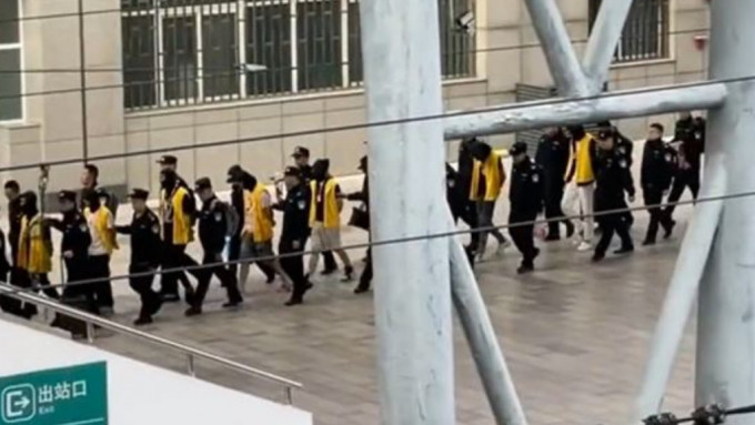 缅北末日︱过万电骗疑犯押回国 云南 浙江 安徽火车站现黑头套人龙