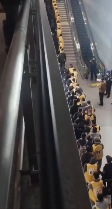 缅北末日︱过万电骗疑犯押回国 云南 浙江 安徽火车站现黑头套人龙