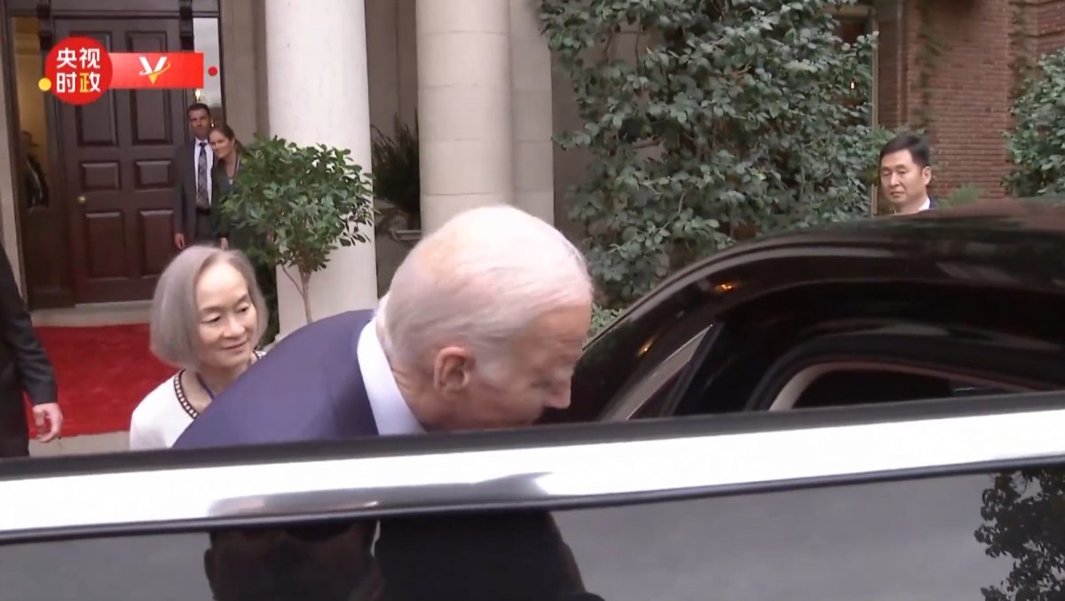 罕见 习近平专机舷梯、停机坪都没红地毯 与过往访美大不同