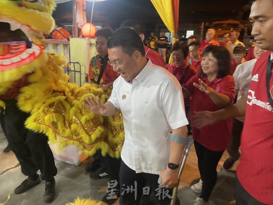 腿伤后受首出席党活动 倪可敏驻拐杖 精神奕奕