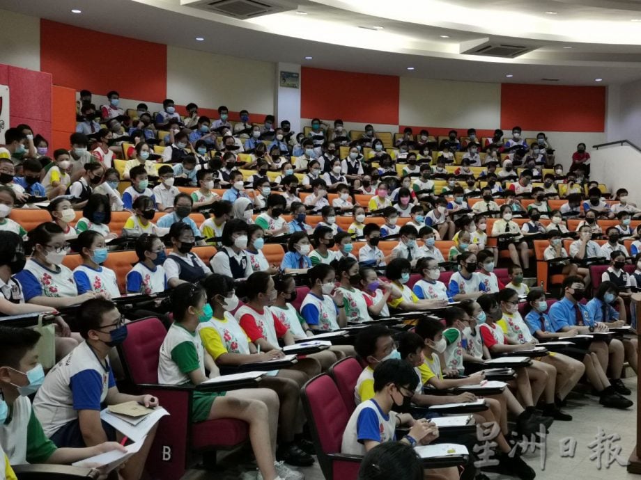 芙新华小学办讲座 156学生学国文作答技巧