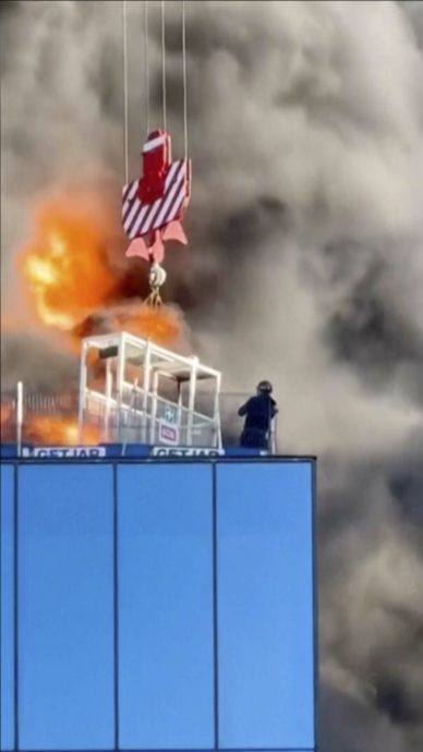 英工人受困失火16楼大厦顶端 吊车垂下吊篮成功救人