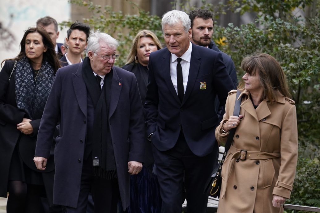 英王储弗格森等嘉宾出席葬礼 “永别了波比查尔顿”