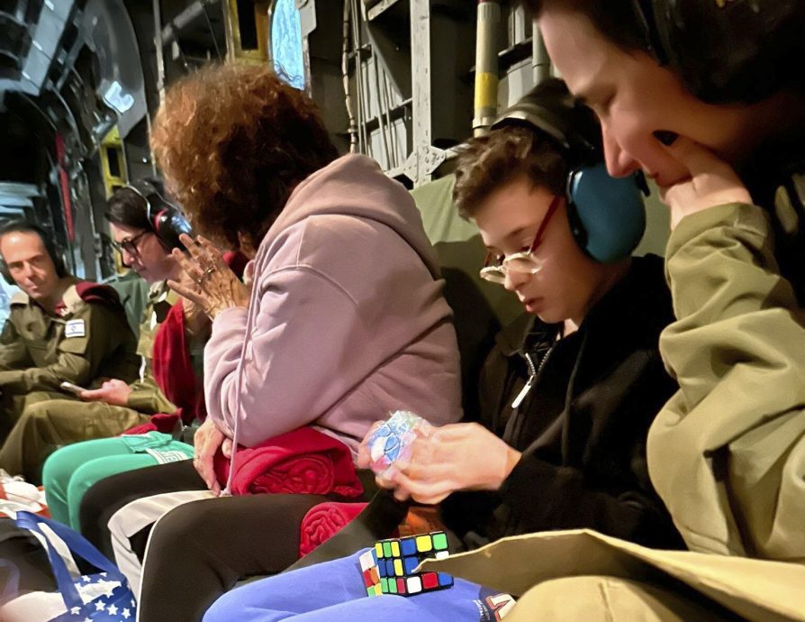 获释9岁人质在医院庆生 朋友：他仍能1分钟内完成魔术方块