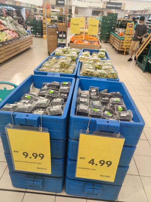 蓝莓标价RM4.99结帐变RM6.89 与收银员吵架顾客一招取胜