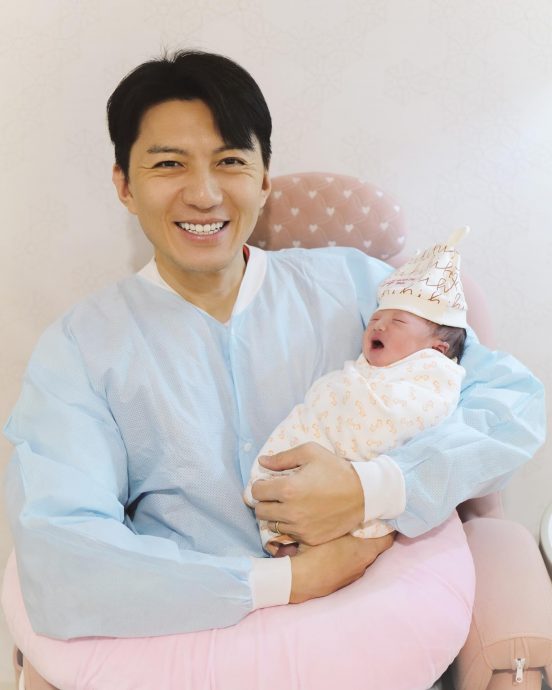 袁伟豪一索得男 听到宝宝哭声泪崩