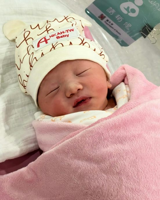 袁伟豪一索得男 听到宝宝哭声泪崩