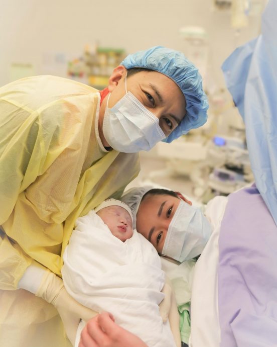 袁伟豪一索得男 听到宝宝哭声泪崩