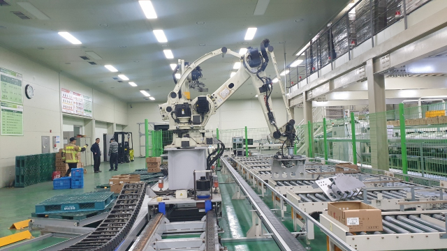 被机器人误认是箱子 男子惨遭机器夹爪“压死”　