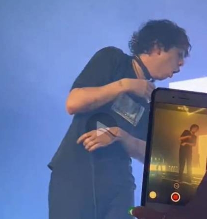 被马封杀的乐团主唱再出事? 耍帅甩麦电线突勒颈险毙命