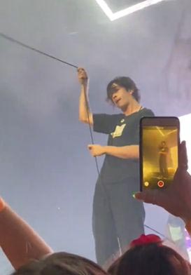 被马封杀的乐团主唱再出事? 耍帅甩麦电线突勒颈险毙命