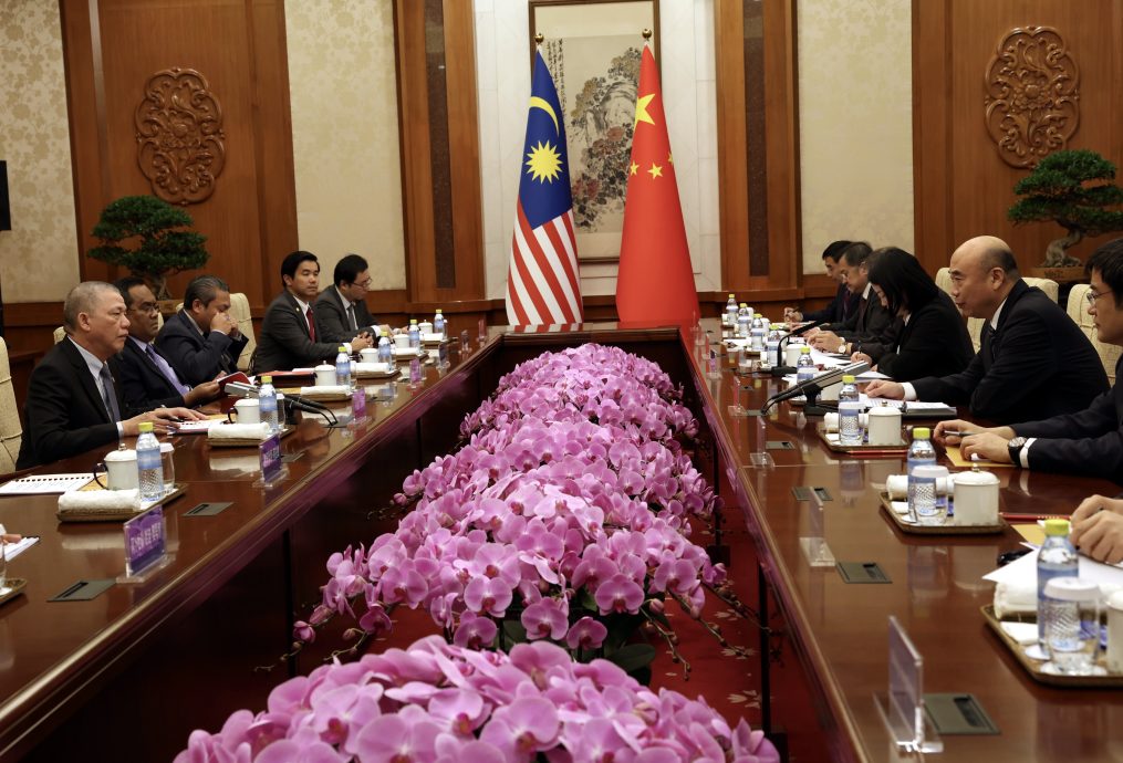 要下///法迪拉(左)与刘国中在钓鱼台国宾馆举行双边会谈。(马新社图)