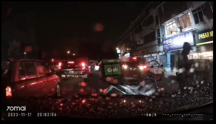 视频 | 摩托挡住OKU下不了车 送餐员不移车被骂自私