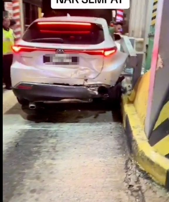 视频 | 疑为免费过路费“冲太快” Alza撞车再翻覆