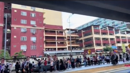 视频|“回家都要排长龙!” 公寓试跑通行证引不满