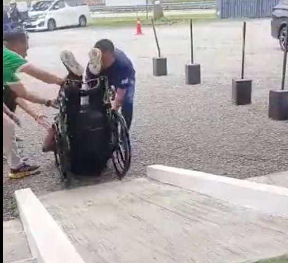 视频|“疾民所疾”试坐轮椅 大学副校长下秒人仰马翻