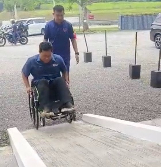 视频|“疾民所疾”试坐轮椅 大学副校长下秒人仰马翻