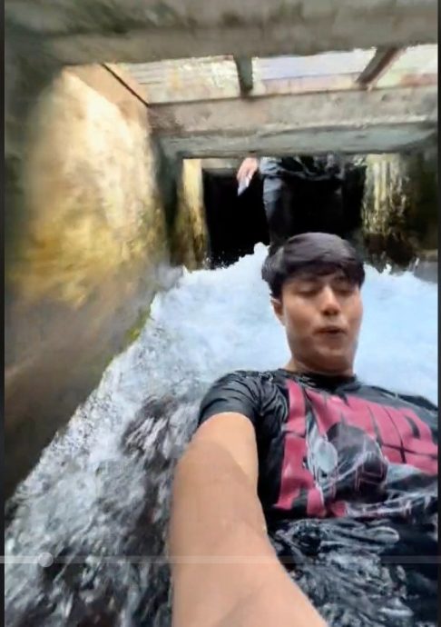 视频|印尼龙目岛的新玩意?男子沟渠当滑水道玩!