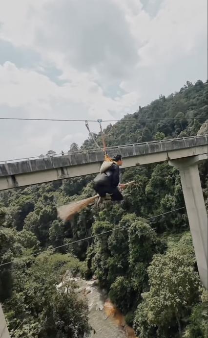 视频|哈利波特在大马?网赞男子飞行视频:太酷!