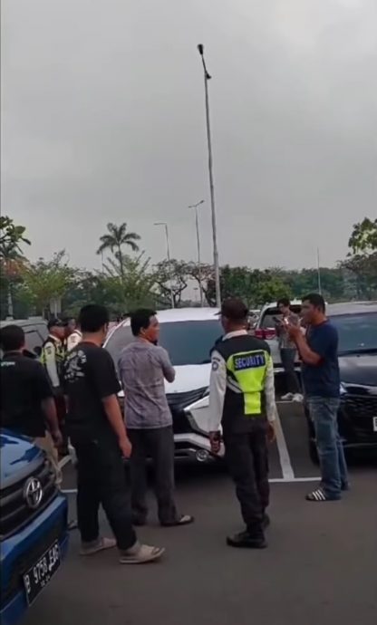 视频|孙子故意遗忘?老妇烈日下被关车内险窒息