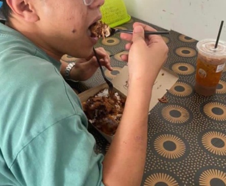 视频|寿星公点咖哩鸡椰浆饭特别要求 “加美禄粉加到让我失去理智”