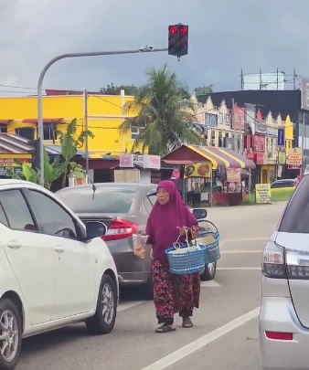 视频|心疼老妇烈日路边卖糕点 “她儿子病了！帮帮她”