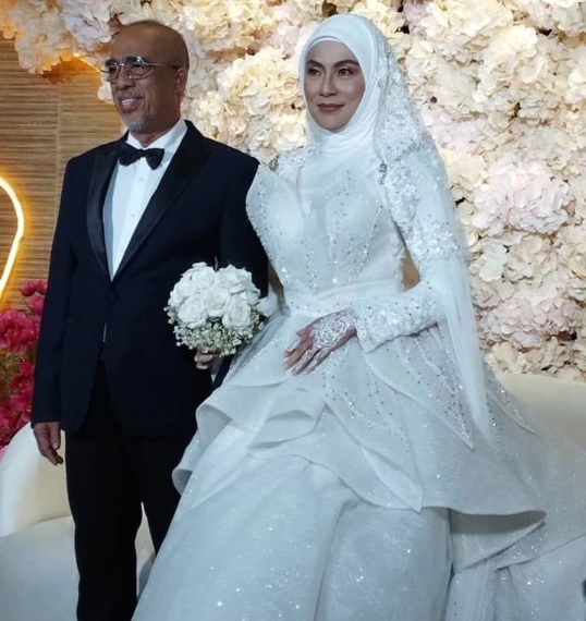 视频|穿10万婚纱嫁马来导演 陈意遐:这套婚纱叫“百合”