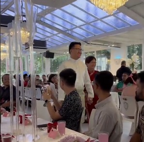 视频|跨族婚宴好温馨!华印新人办马来传统婚宴