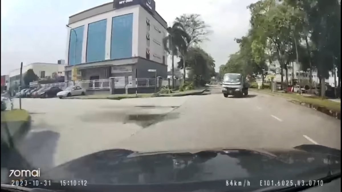 视频|顾客送修MINI Cooper 员工试驾加速失控撞树破大洞!