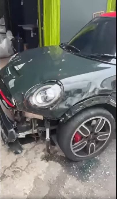 视频|顾客送修MINI Cooper 员工试驾加速失控撞树破大洞!
