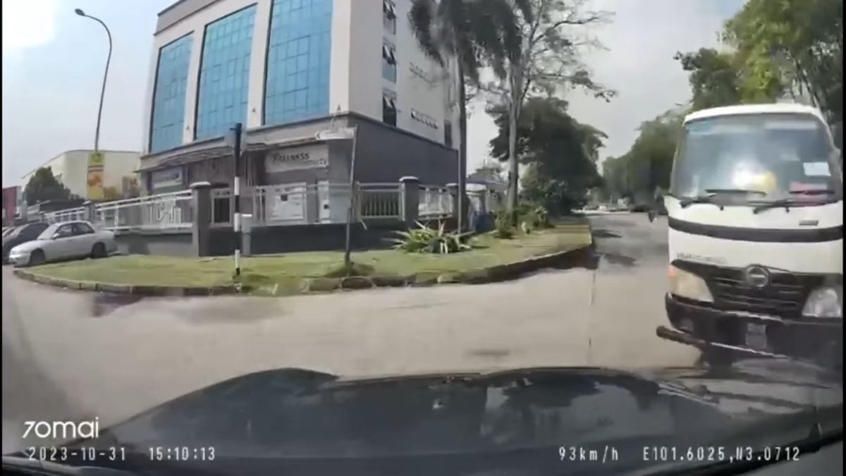 视频|顾客送修MINI Cooper 员工试驾加速失控撞树破大洞!