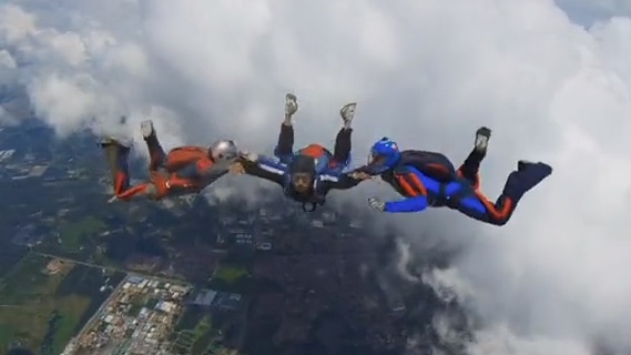 视频|首次挑战1万英尺高空跳伞  刑事总监：这让我更尊敬部下