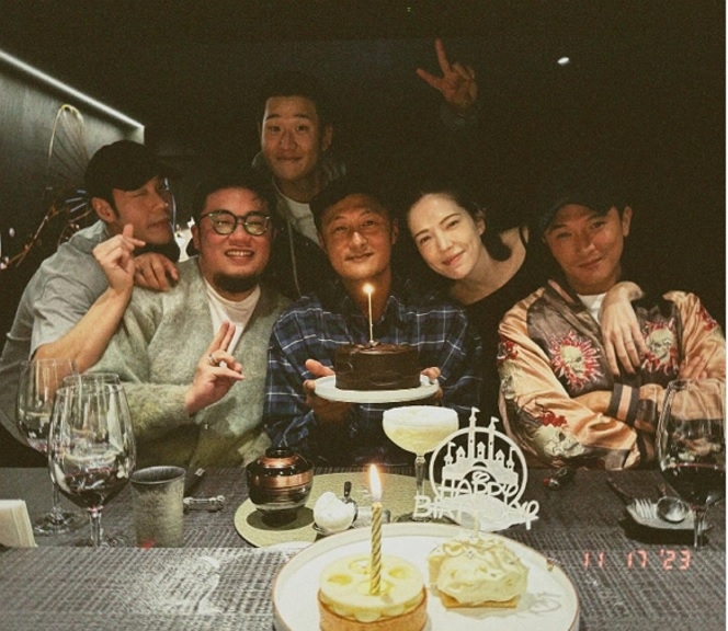 许玮甯甜搂邱泽 私下互动闪瞎旁人