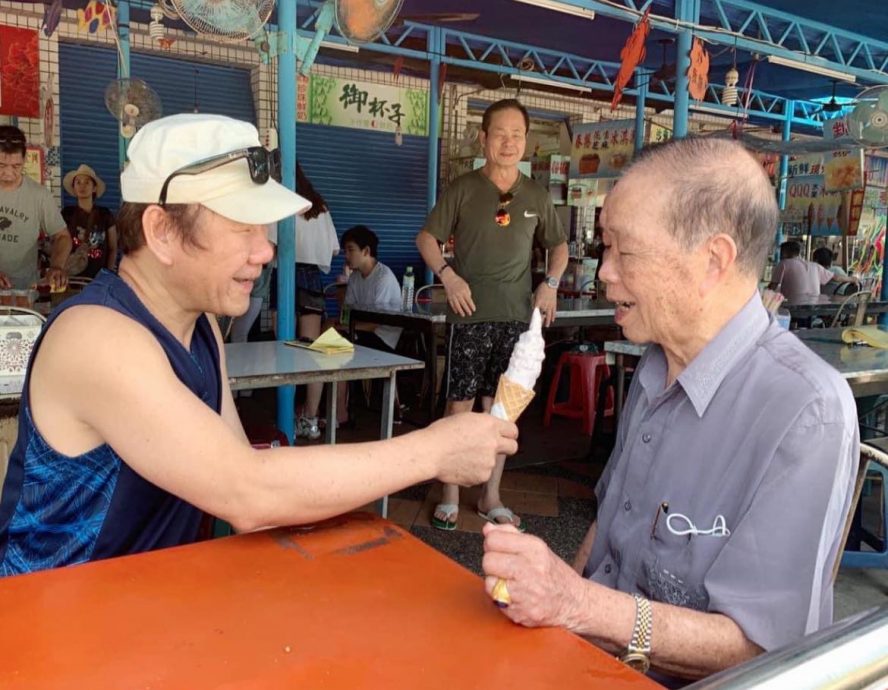 赵传父亲94岁辞世 盼头七入梦“让我抱抱您”