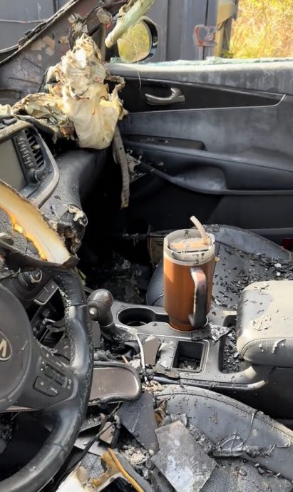  车子烧毁保温杯竟“无损”爆红　女子获公司送新车  