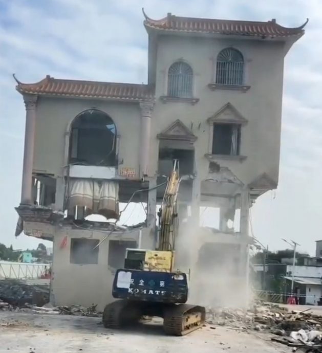 车辆驶经都被迫蛇行而过 广东江门“钉子户”别墅终被拆