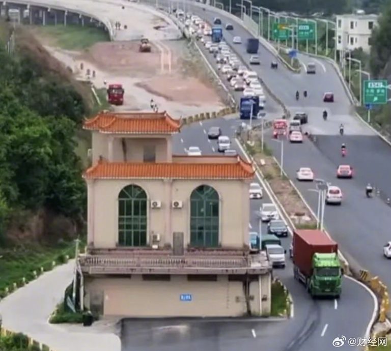 车辆驶经都被迫蛇行而过 广东江门“钉子户”别墅终被拆