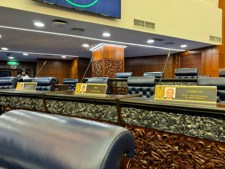 转态挺安华3议员换位了!坐赛沙迪后面