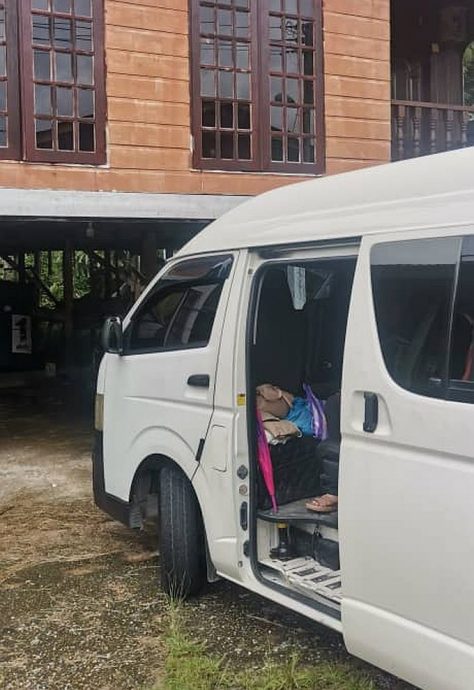 迎亲大队到门 女方一家落跑 新郎崩溃:新娘原来是别人妻