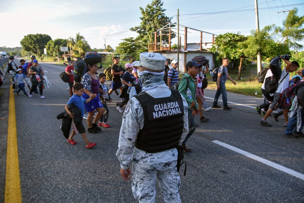 近年最大篷车移民潮 5千无证客前进美墨边境