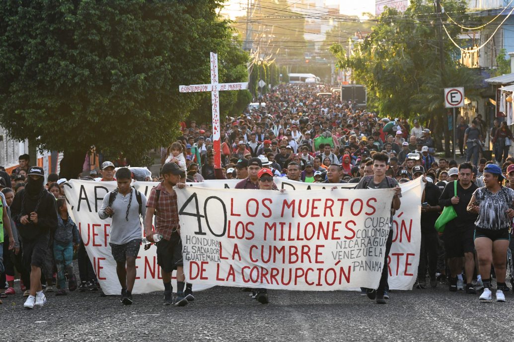 近年最大篷车移民潮 5千无证客前进美墨边境